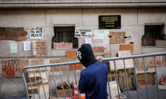 Un lycéen transporte une barrière devant le lycée Louis-le-Grand à Paris, le 2 octobre 2026 ( AFP / Simon WOHLFAHRT )
