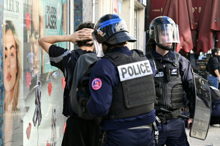 Un manifestant interpellé par la police à Nancy, le 5 septembre 2026 ( AFP / Jean-Christophe VERHAEGEN )