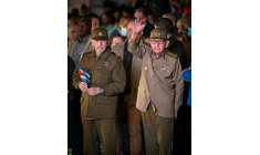 L'ancien dirigeant cubain Raul Castro (D) salue aux côtés du commandant Ramiro Valdés (G) lors de la Marche aux flambeaux marquant le 170e anniversaire de la naissance du héros national cubain José Martí, à La Havane, le 27 janvier 2023 ( AFP / ADALBERTO ROQUE )