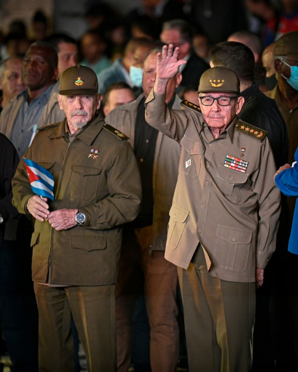 L'ancien dirigeant cubain Raul Castro (D) salue aux côtés du commandant Ramiro Valdés (G) lors de la Marche aux flambeaux marquant le 170e anniversaire de la naissance du héros national cubain José Martí, à La Havane, le 27 janvier 2023 ( AFP / ADALBERTO ROQUE )