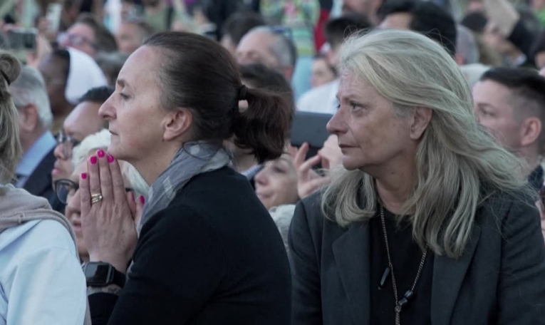 Le nouveau pape Léon XIV prononce sa première bénédiction "Urbi et orbi devant la foule