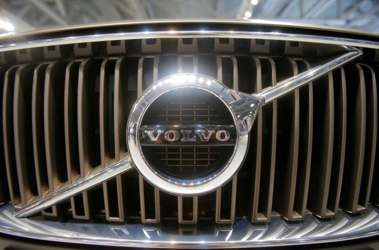 VOLVO CARS RENOUE AVEC LE BÉNÉFICE AU PREMIER SEMESTRE AVANT UNE POSSIBLE IPO