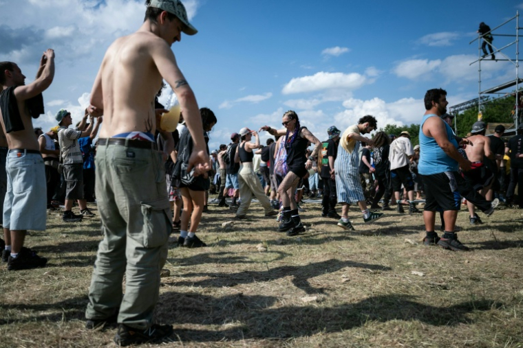 Des participants à une free party sur un site militaire à Cornusse, près de Bourges, le 1er mai 2026 dans le Cher ( AFP / ARNAUD FINISTRE )