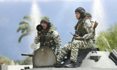 Le ministre vénézuélien de la Défense, Vladimir Padrino Lopez, s'exprime à l'aide d'un mégaphone depuis un char de l'armée vénézuélienne après un exercice militaire, sur une autoroute à Caracas, le 20 septembre 2025 ( AFP / Pedro MATTEY )