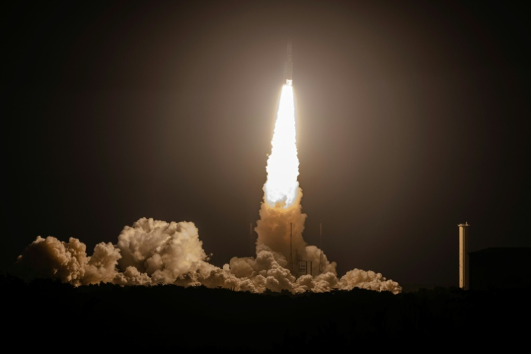 La fusée Ariane 5 d'Arianespace décolle du Centre spatial de Kourou, emportant un satellite Eutelsat, le 7 septembre 2022 en Guyane française ( AFP / jody amiet )