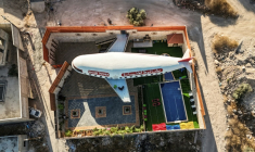 Plan aérien d'un gîte touristique construit en forme d'avion à Qaffin, dans le nord de la Cisjordanie occupée, le 2 juillet 2025  ( AFP / John WESSELS )