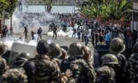 Des manifestants s'affrontent avec des membres de la gendarmerie malgache à Antananarivo, le 11 octobre 2025 ( AFP / Luis TATO )