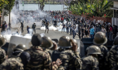 Des manifestants s'affrontent avec des membres de la gendarmerie malgache à Antananarivo, le 11 octobre 2025 ( AFP / Luis TATO )