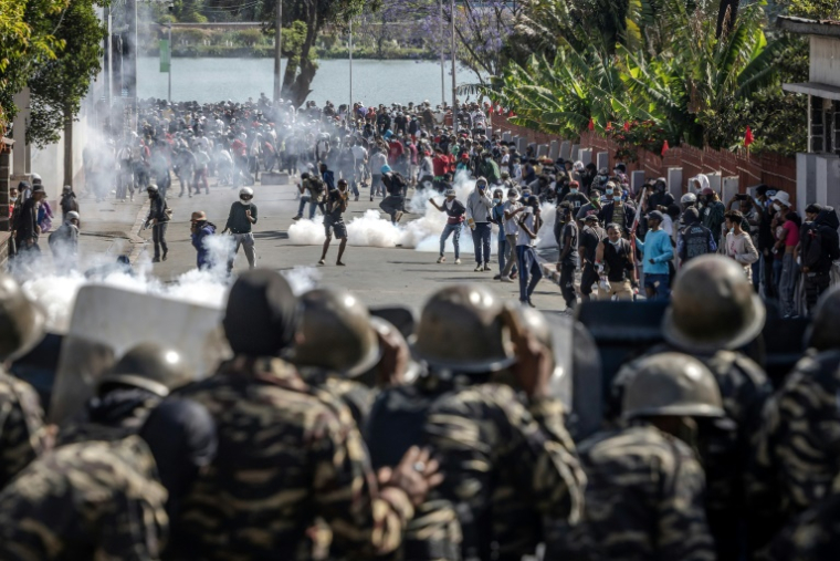 Des manifestants s'affrontent avec des membres de la gendarmerie malgache à Antananarivo, le 11 octobre 2025 ( AFP / Luis TATO )