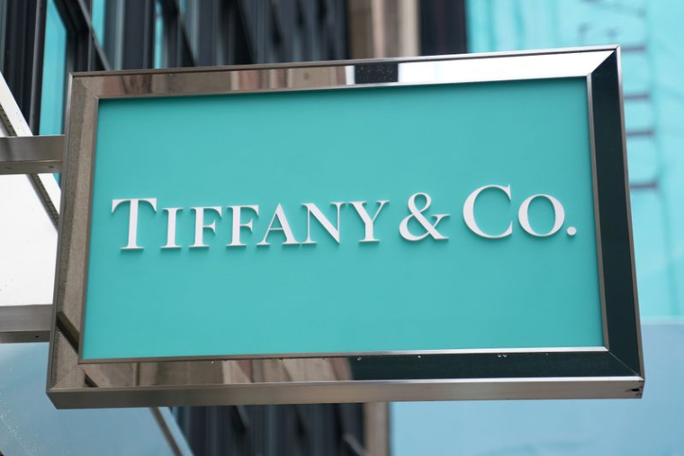TIFFANY ET LVMH PROCHES D'UN ACCORD SUR LA DIMINUTION DU PRIX, RAPPORT LE WSJ