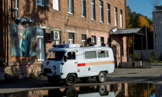 Une ambulance devant un bâtiment hospitalier à Chelekhov, dans la région d'Irkoutsk, le 7 octobre 2026 en Russie ( AFP / TATYANA MAKEYEVA )