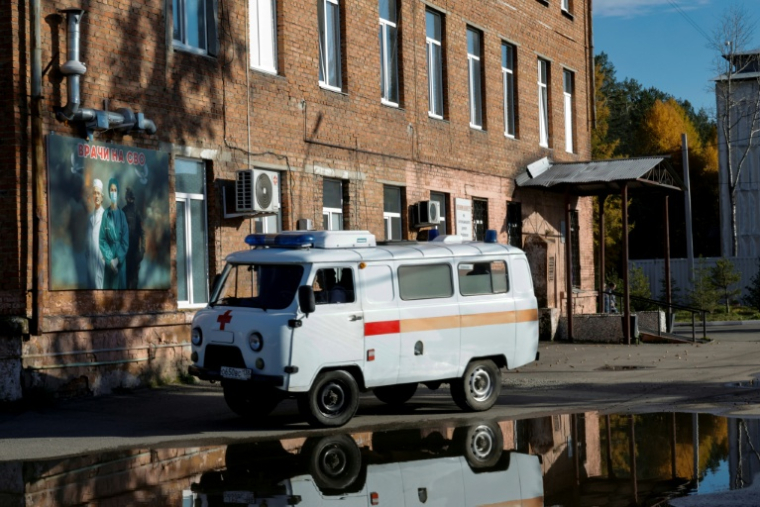 Une ambulance devant un bâtiment hospitalier à Chelekhov, dans la région d'Irkoutsk, le 7 octobre 2026 en Russie ( AFP / TATYANA MAKEYEVA )