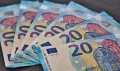 Le Code monétaire et financier a fixé un seuil de 10 000 € au-delà duquel on doit déclarer l'argent que l'on veut faire sortir du territoire. (Illustration) (justmarius_de / Pixabay)