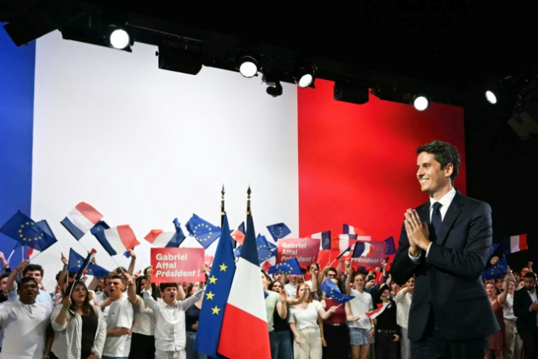 L'ex-Premier ministre et candidat de Renaissance à la présidentielle française, Gabriel Attal, salue des sympathisants lors de son premier meeting de campagne à Paris, le 30 mai 2026 ( AFP / LOU BENOIST )
