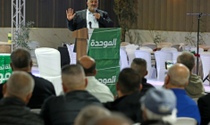 Mansour Abbas, à la tête de la Liste arabe unie (Raam, une formation islamiste modérée), s'exprime lors d'un meeting de campagne à Abou Gosh, près de Jérusalem, le 21 octobre 2026 ( AFP / AHMAD GHARABLI )