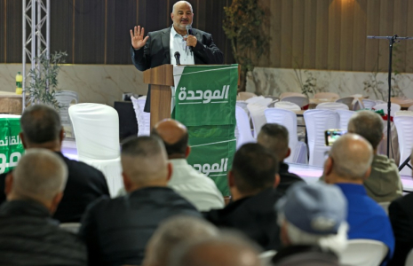 Mansour Abbas, à la tête de la Liste arabe unie (Raam, une formation islamiste modérée), s'exprime lors d'un meeting de campagne à Abou Gosh, près de Jérusalem, le 21 octobre 2026 ( AFP / AHMAD GHARABLI )