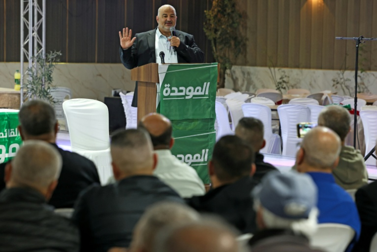 Mansour Abbas, à la tête de la Liste arabe unie (Raam, une formation islamiste modérée), s'exprime lors d'un meeting de campagne à Abou Gosh, près de Jérusalem, le 21 octobre 2026 ( AFP / AHMAD GHARABLI )