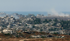 Une photo prise depuis le sud d'Israël, le long de la frontière le 6 mai 2025, montre des destructions dans la bande de Gaza voisine ( AFP / Jack GUEZ )