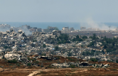 Une photo prise depuis le sud d'Israël, le long de la frontière le 6 mai 2025, montre des destructions dans la bande de Gaza voisine ( AFP / Jack GUEZ )