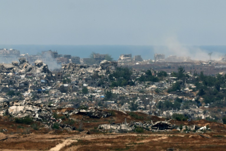 Une photo prise depuis le sud d'Israël, le long de la frontière le 6 mai 2025, montre des destructions dans la bande de Gaza voisine ( AFP / Jack GUEZ )
