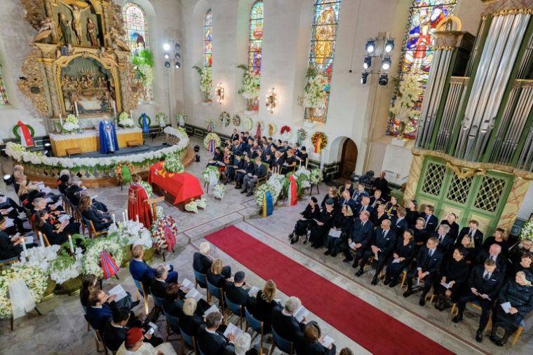 Le cercueil du roi Harald V de Norvège dans la cathédrale d'Oslo, ainsi que la  famille royale et les invités pendant la cérémonie funèbre, le 9 septembre 2026 ( POOL / Stian Lysberg SOLUM )