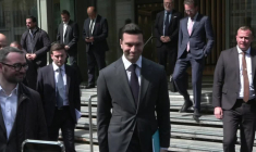 Bardella salue des "échanges parfaitement courtois" à la sortie de son déjeuner avec le Medef