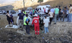 Liban: les secouristes sur le site d'une frappe israélienne mortelle sur un véhicule