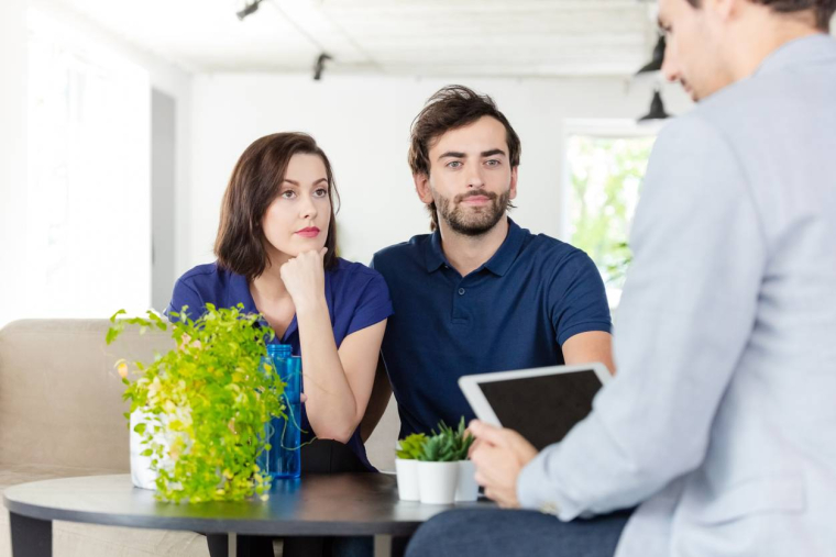 Une majorité de Français a recours à un courtier pour son crédit - iStock-izusek