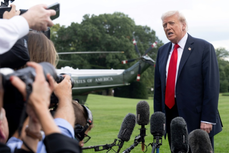 Le président américain Donald Trump parle à la presse devant la Maison Blanche, à Washington, le 11 septembre 2025 ( AFP / SAUL LOEB )