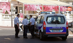 FRANCE: UN POLICIER BLESSÉ À L'ARME BLANCHE À CANNES, SON AGRESSEUR "NEUTRALISÉ", DIT DARMANIN