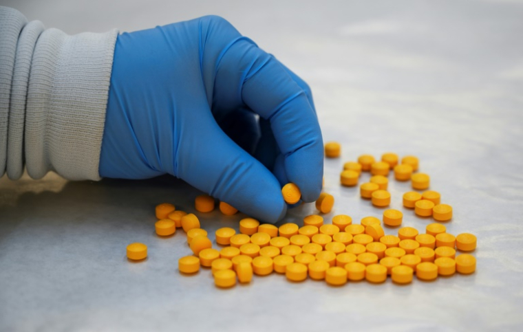 Des comprimés contenant du fentanyl dans un laboratoire de la DEA, le 8 octobre 2019 à New York ( AFP / Don EMMERT )