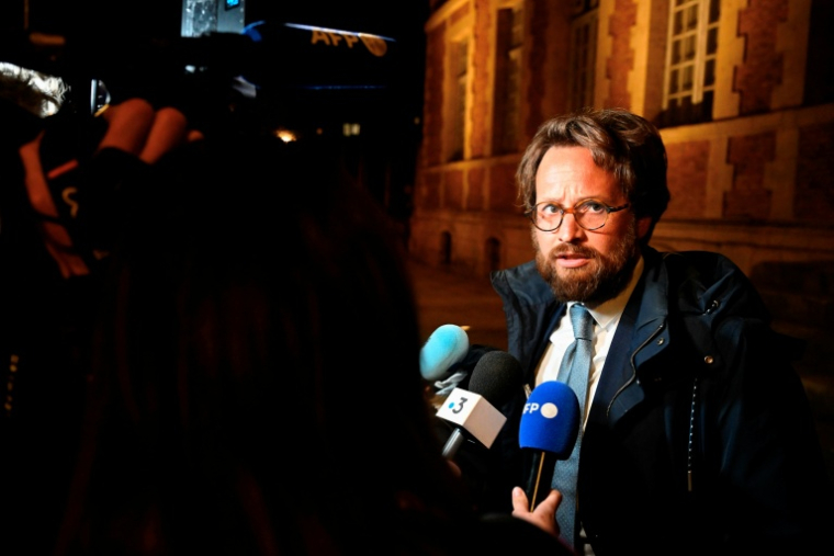 Me Julien Bensimhon, avocat de la Licra et de l'Observatoire juif de France, s'adresse aux médias au tribunal correctionnel de Verdun, le 4 mars 2026, à l'issue du procès du président de l'ADMP (Association pour la défense de la mémoire du maréchal Pétain), Jacques Boncompain ( AFP / Jean-Christophe VERHAEGEN )