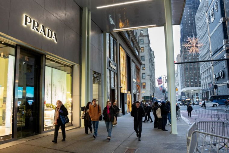 Des clients se promènent sur la 5e avenue à Manhattan, à New York