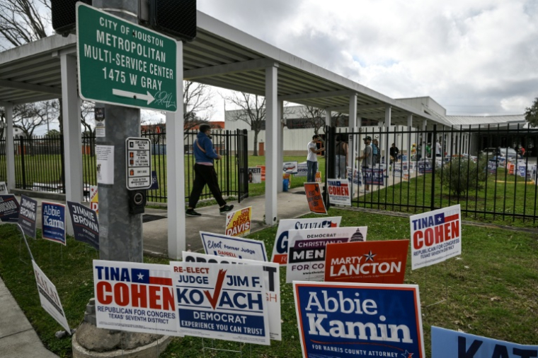 Des pancartes électorales à l'entrée d'un bureau de vote à Houston, au Texas, le 3 mars 2026 ( AFP / RONALDO SCHEMIDT )