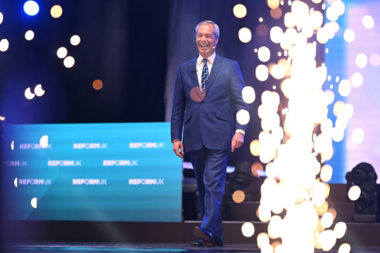 Nigel Farage sur scène au congrès du parti Reform UK à Birmingham, le 5 septembre 2025 ( AFP / Oli SCARFF )