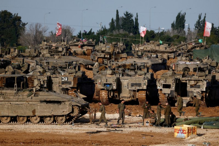 Des soldats israéliens travaillent dans des véhicules militaires, près de la frontière avec Gaza, en Israël