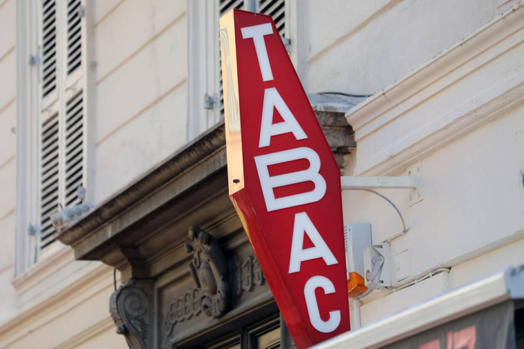 Les bureaux de tabac renforcent leur aide de proximité / iStock-bensib