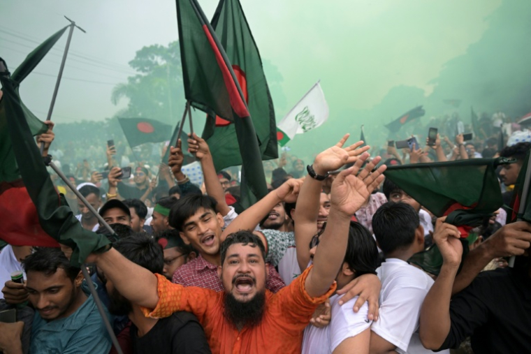 Des manifestants se sont rassemblés le 5 août à Dacca pour marquer le premier anniversaire du soulèvement étudiant qui a renversé l'ancienne Première ministre Sheikh Hasina ( AFP / Munir UZ ZAMAN )