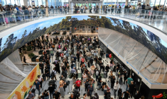 Des voyageurs patientent dans de longues files d'attente aux contrôles de sécurité de l'aéroport intercontinental George Bush de Houston, au Texas, le 23 mars 2026 ( AFP / RONALDO SCHEMIDT )