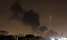 La fumée monte lors des frappes aériennes israéliennes dans la bande de Gaza
