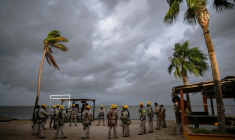 Des employés de la compagnie d'électricité réunis sur la plage de Puerto San Carlos, au Mexique, avant l'arrivée de l'ouragan Polo, le 28 septembre 2026 ( AFP / Carl de Souza )