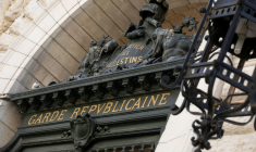 L'entrée du Quartier des Célestins, siège de la Garde républicaine à Paris, le 6 avril 2026 ( AFP / Kenzo TRIBOUILLARD )