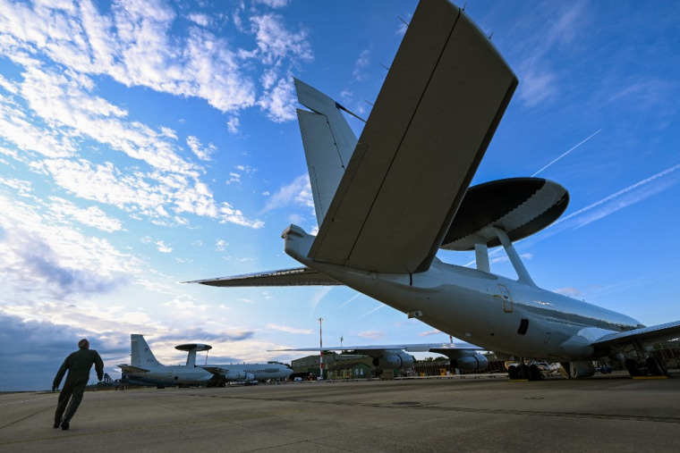 Un avion sur la base de Geilenkirchen, en Allemagne, le 20 juin 2023. ( AFP / INA FASSBENDER )