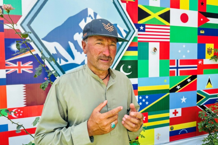 L'alpiniste pakistanais Fida Ali raconte à l'AFP à Skardu, dans la région pakistanaise du Gilgit-Baltistan, comment il a échappé à l'avalanche qui a emporté son expédition car il portait secours à un coéquipier en difficulté, le 1er août 2026 ( AFP / Manzoor BALTI )