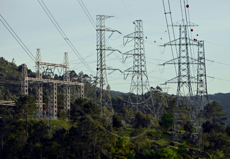 Des pylônes à haute tension transportant de l'électricité de l'Espagne vers le Portugal, près de la frontière, à Lindoso, le 28 avril 2025 au Portugal ( AFP / MIGUEL RIOPA )