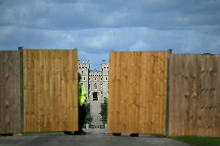 Des policiers ferment une clôture temporaire érigée sur la longue promenade menant au château de Windsor à la veille d'une visite d'État du président américain Donal Trump et de la Première dame Melania Trump, le 16 septembre 2025 à Windsor ( AFP / JUSTIN TALLIS )