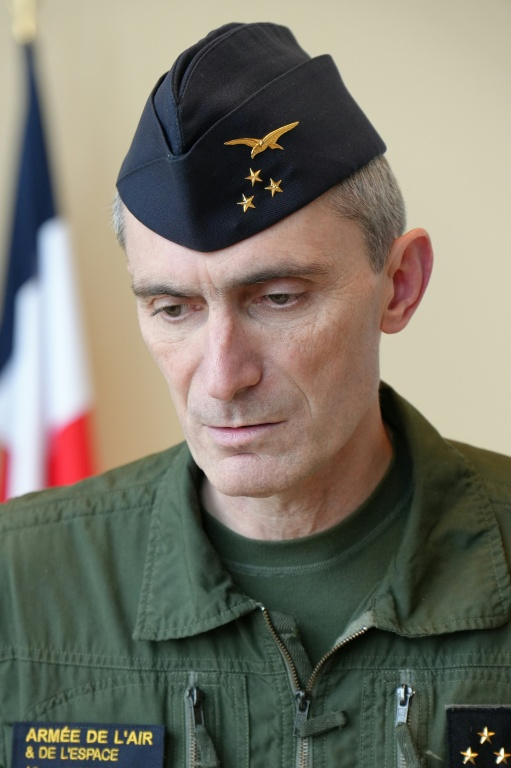 Le général Vincent Chusseau, commandant des forces spatiales françaises, lors de l'exercice SparteX 2026, le 18 février 2026 au CNES (Centre national d'études spatiales) à Toulouse ( AFP / Johan DEMARLE DAVIGNY )