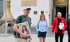 Devant le tribunal de Los Angeles le 9 février 2026 ( AFP / Frederic J. Brown )