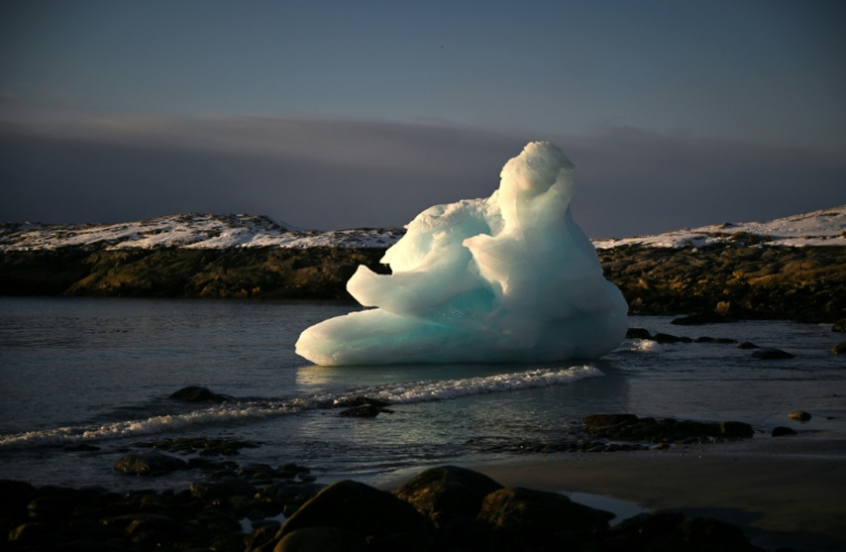 Un bloc de glace sur la rive à Nuuk, au Groenland, le 4 février 2026 ( AFP / Ina FASSBENDER )