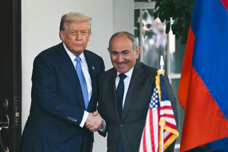 Le président américain Donald Trump reçoit le Premier ministre arménien Nikol Pashinyan à la Maison Blanche le 8 août 2025 ( AFP / ANDREW CABALLERO-REYNOLDS )